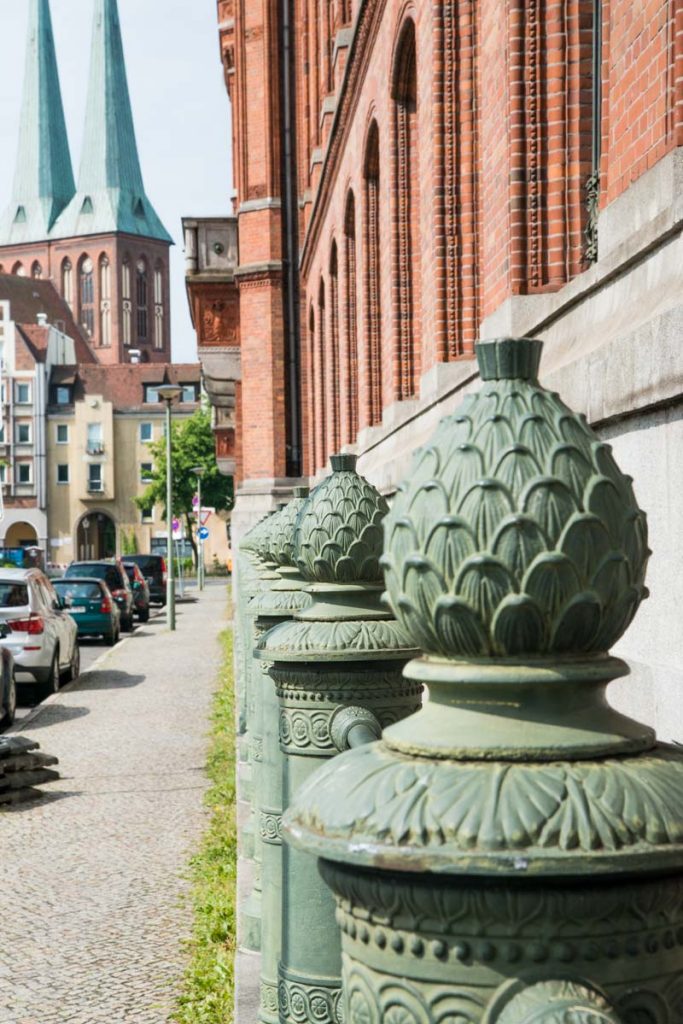 Ein Foto Gelände vor dem roten Rathaus
