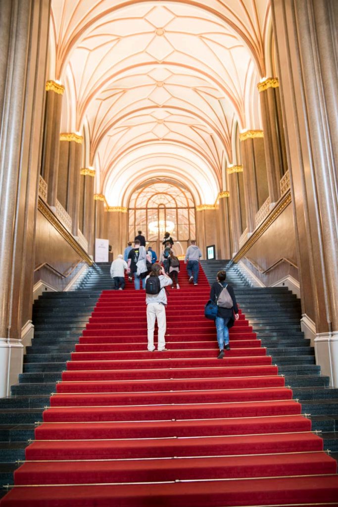 Foto von Menschen auf der Treppe