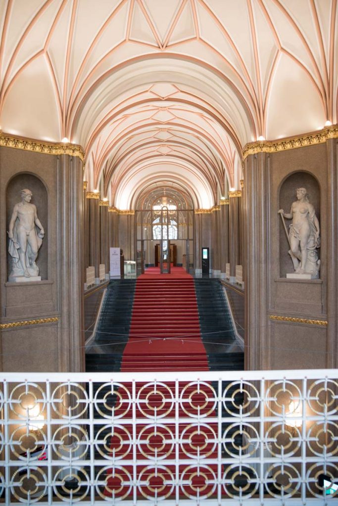 Eine Treppe im roten Rathaus