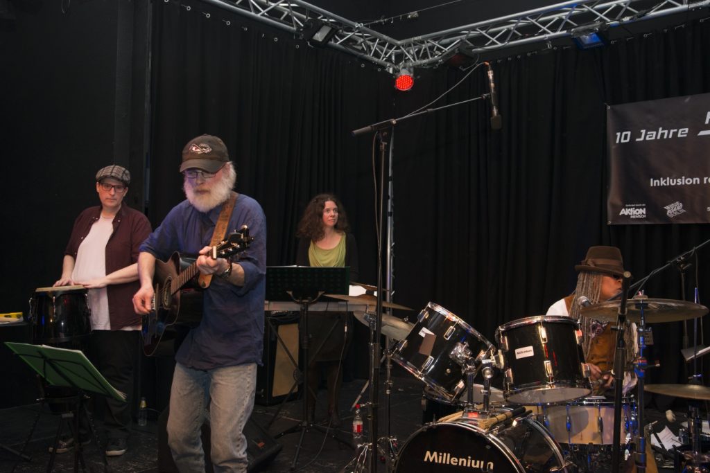 Foto von der Band "Behind the Curtains"
