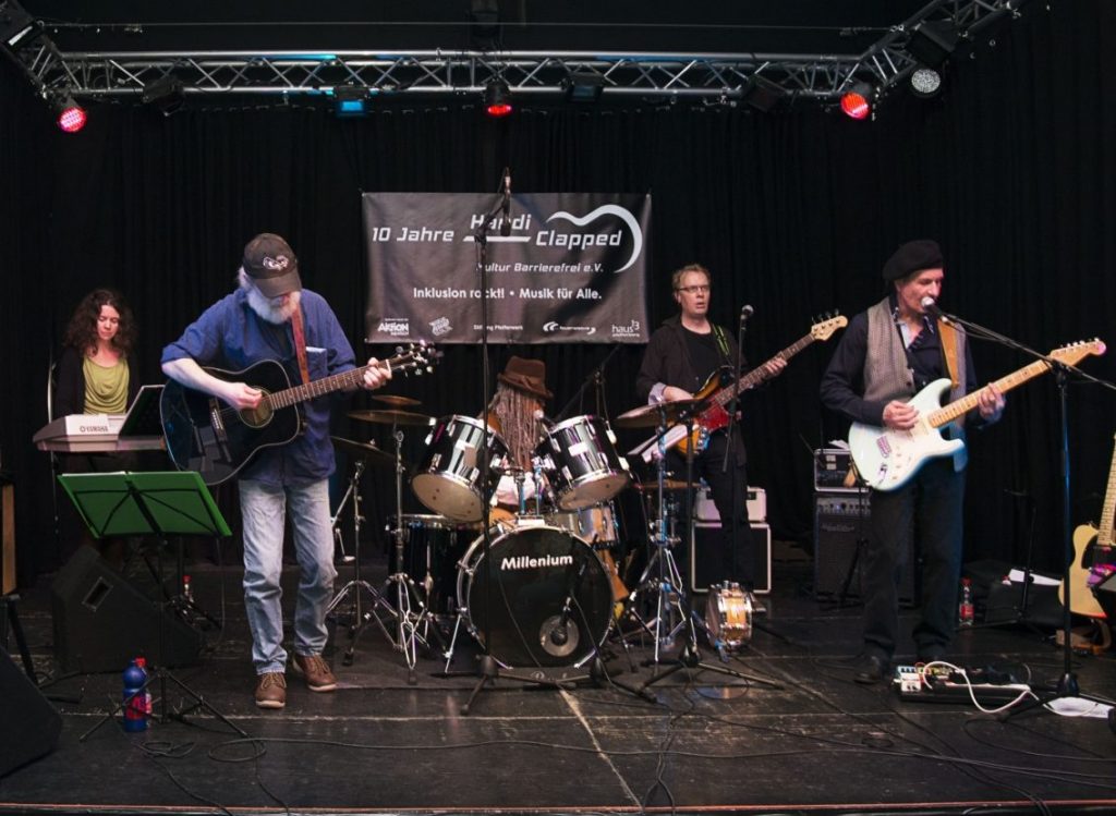 Foto: Konzert Handiclapped die Band Behind the curtains