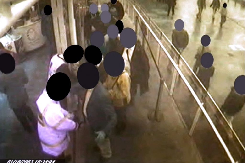 Foto zu Ausstellung FACELESS. Aufnahme einer Videokamera die Köpfe der Menschen sind geschwärzt