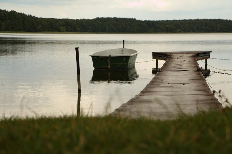 Foto: Ein Ruderboot am Steeg mit Blick über den See