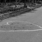 Foto: ein Herz mit Kreide gezeichnet auf Asphalt