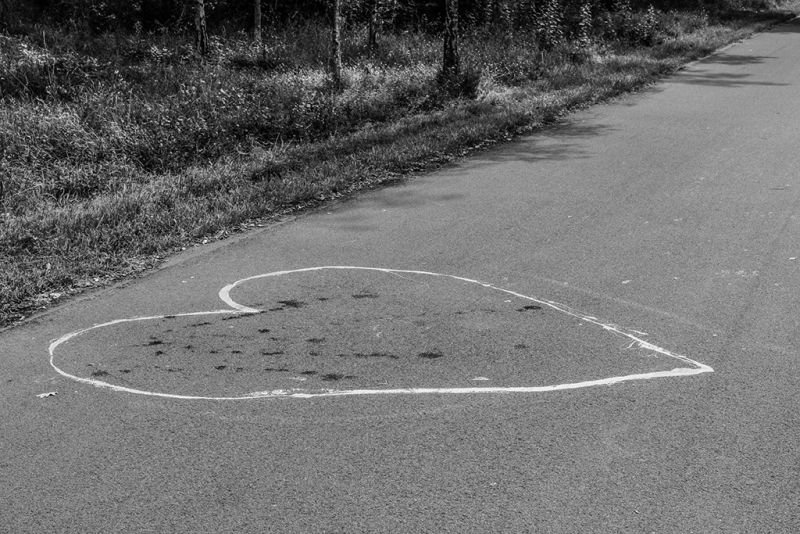Foto: ein Herz mit Kreide gezeichnet auf Asphalt